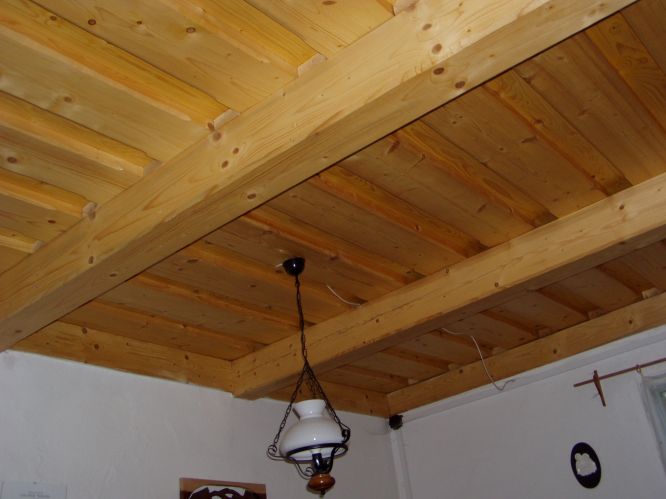 Čím natřít dřevěný strop?