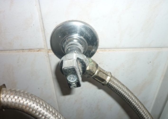Jak vypnout privod vody do WC?