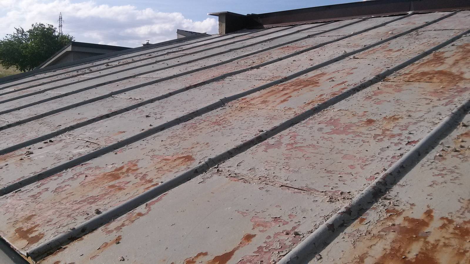 Jak opravit díru v plechové střeše?