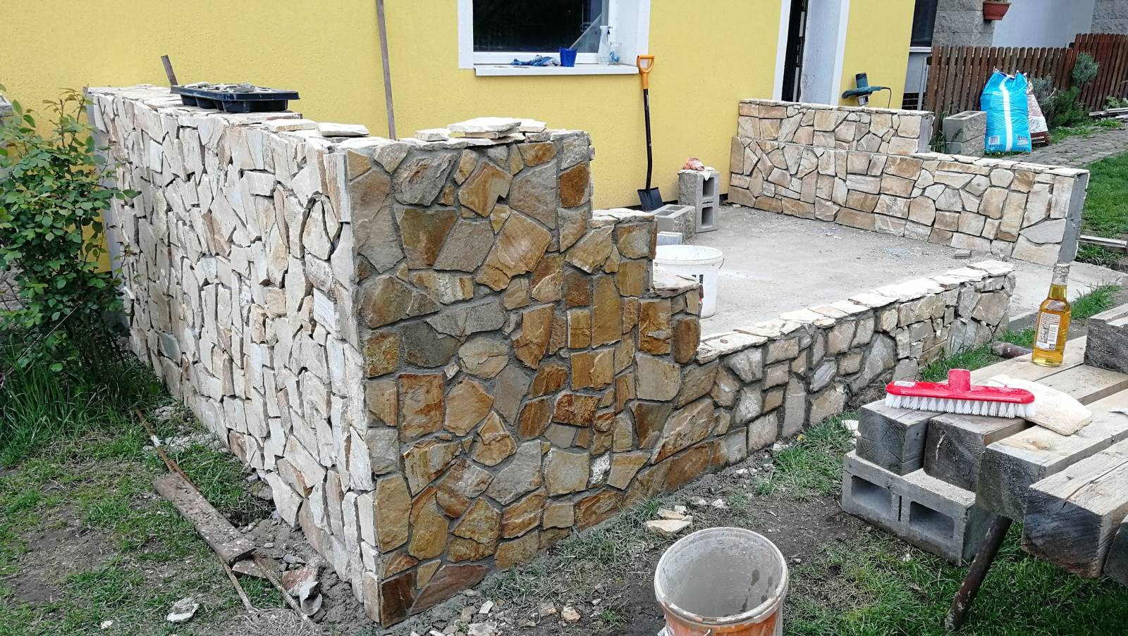 Čím natřít kamennou zeď?