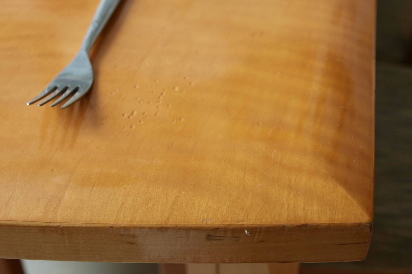 Jak opravit dýhovaný stůl?