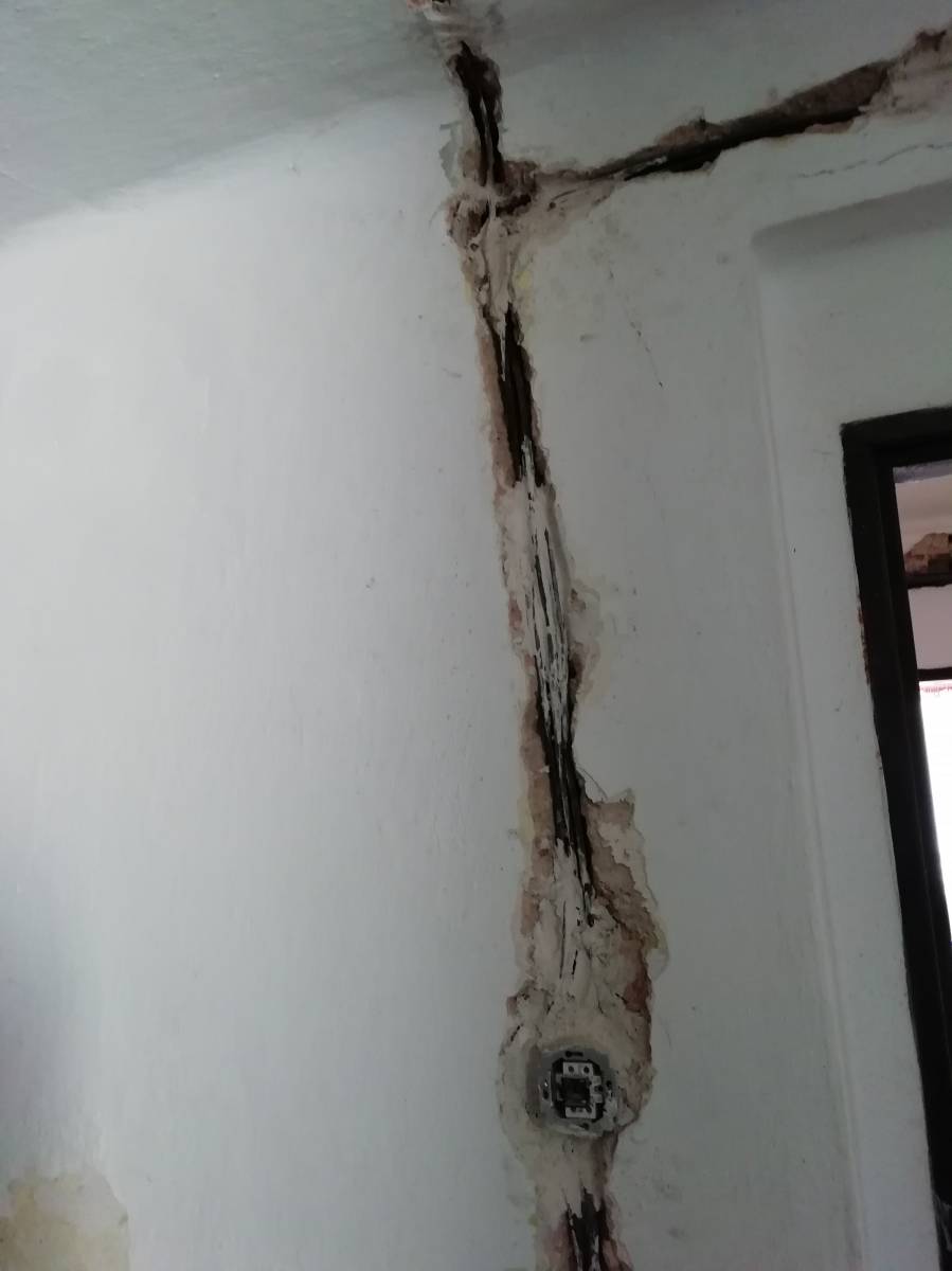 Čím zahodit drážky po elektrice?