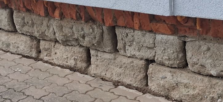 Jak opravit sokl u domu