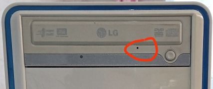 Jak se dostat k DVD mechanice ve stolním počítači? #4