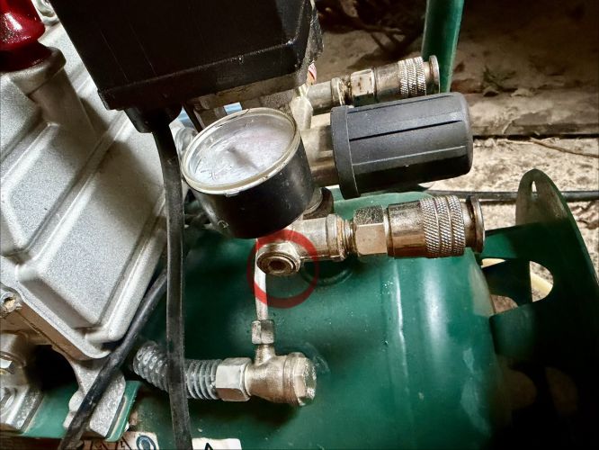 Vzduchov kompresor a zvity pruby