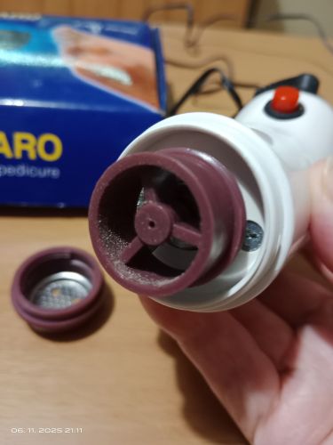 Pstrojek na pedikru se pi chodu oddl