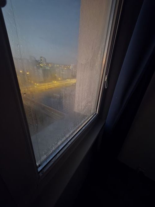 Je to na vmnu na oken?