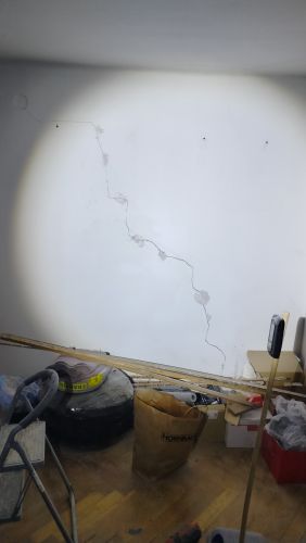 Prasklina v podkrovn zdi pi vmn zdiva