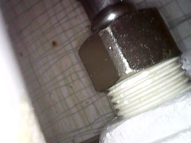 Odřené, zežvýkané závity napouštědla