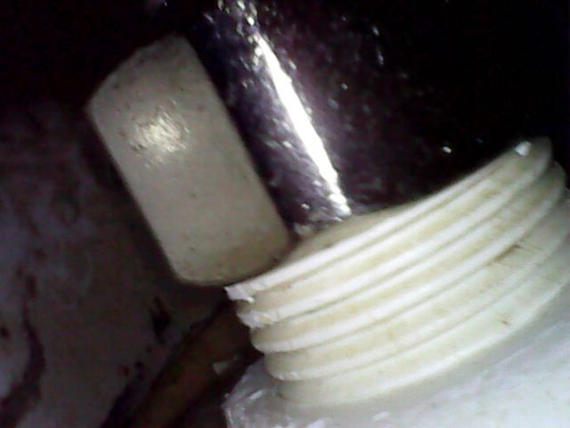 Odřené, zežvýkané závity napouštědla #2