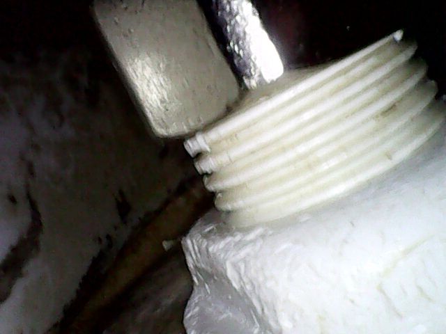 Odřené, zežvýkané závity napouštědla #3