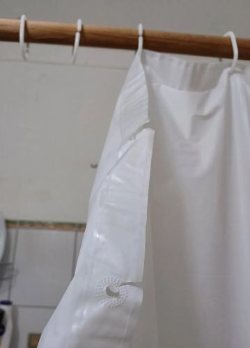 Igelitový závěs k vaně