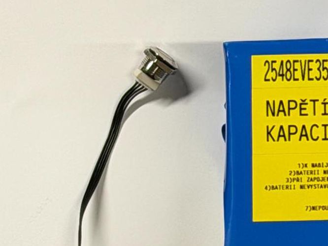 Kde je nabíjací konektor?