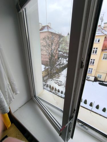 Oprava prasklé sklo u okna (cena)