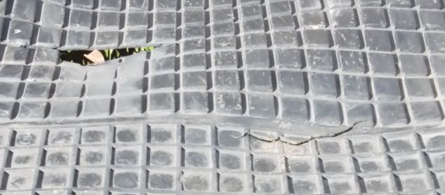 Oprava díry v gumovém autokoberečku