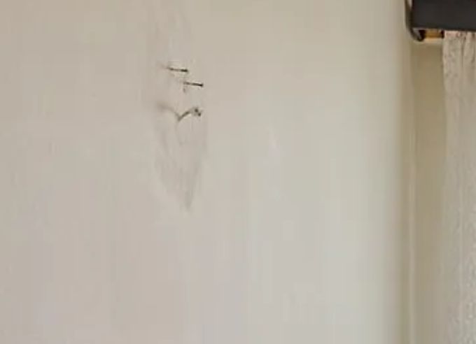 Podezrele trcici drat ze zdi + srouby