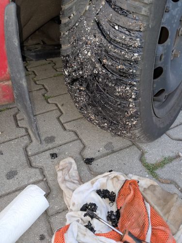 Pneumatika oblepená asfaltem