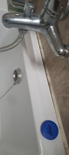 Sádrou pořešit tyto mezery v koupelně?